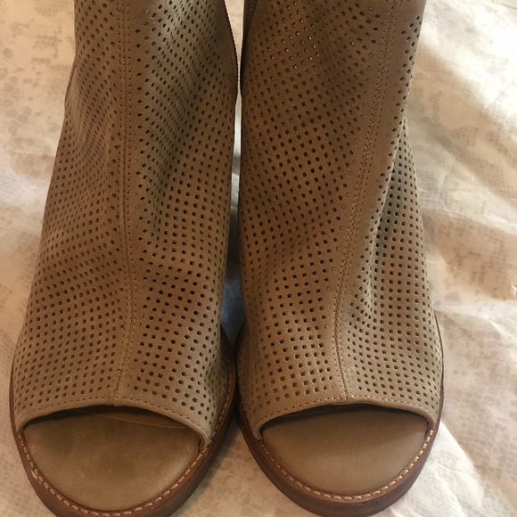 Gianni Bini Perforated Leather Side Zip Bootie 8m - Picture 2 of 5